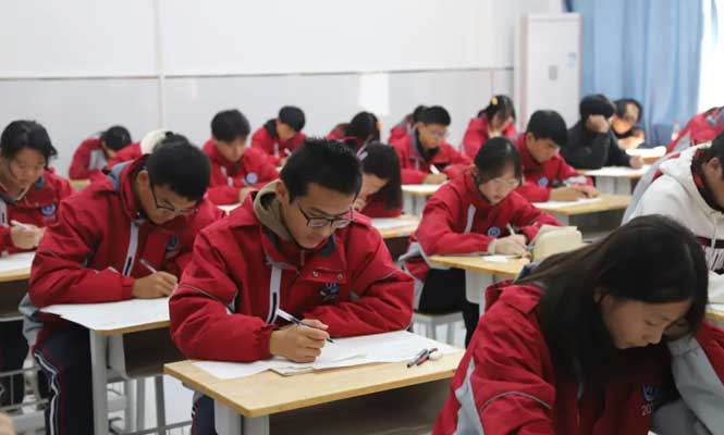 ������У